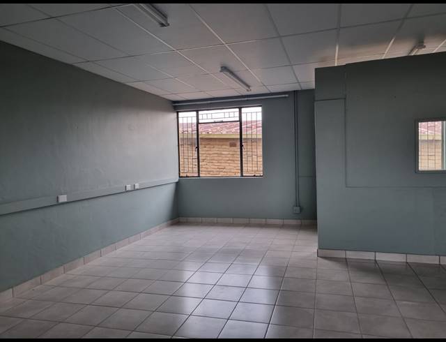 55M² OFFICE TO LET IN WHITE RIVER CENTRAL
